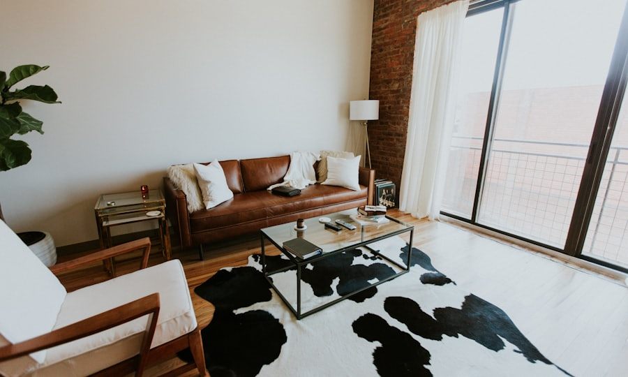 Sala de apartamento de médio padrão com varanda e mobiliário aconchegante